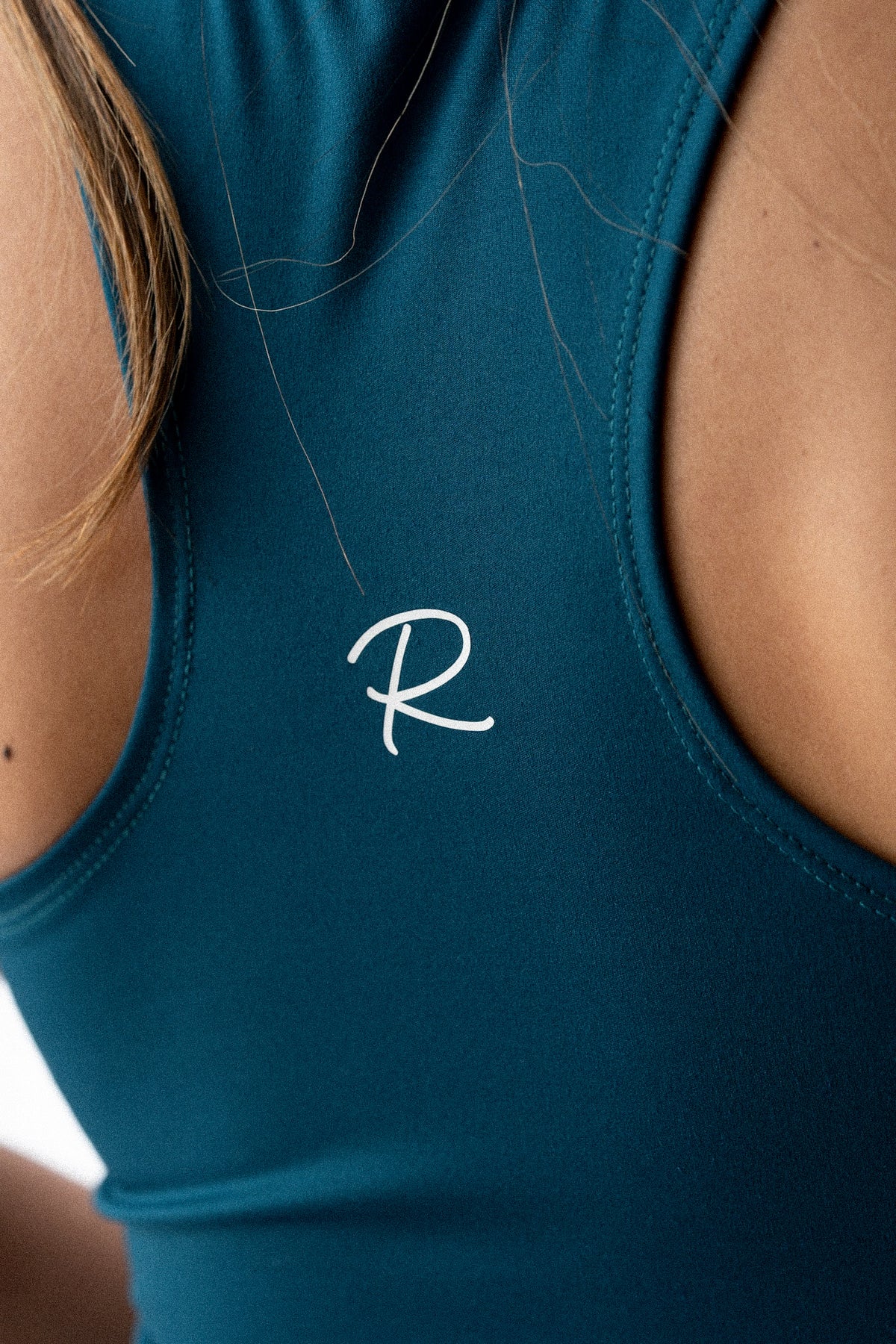 Polera deportiva petróleo