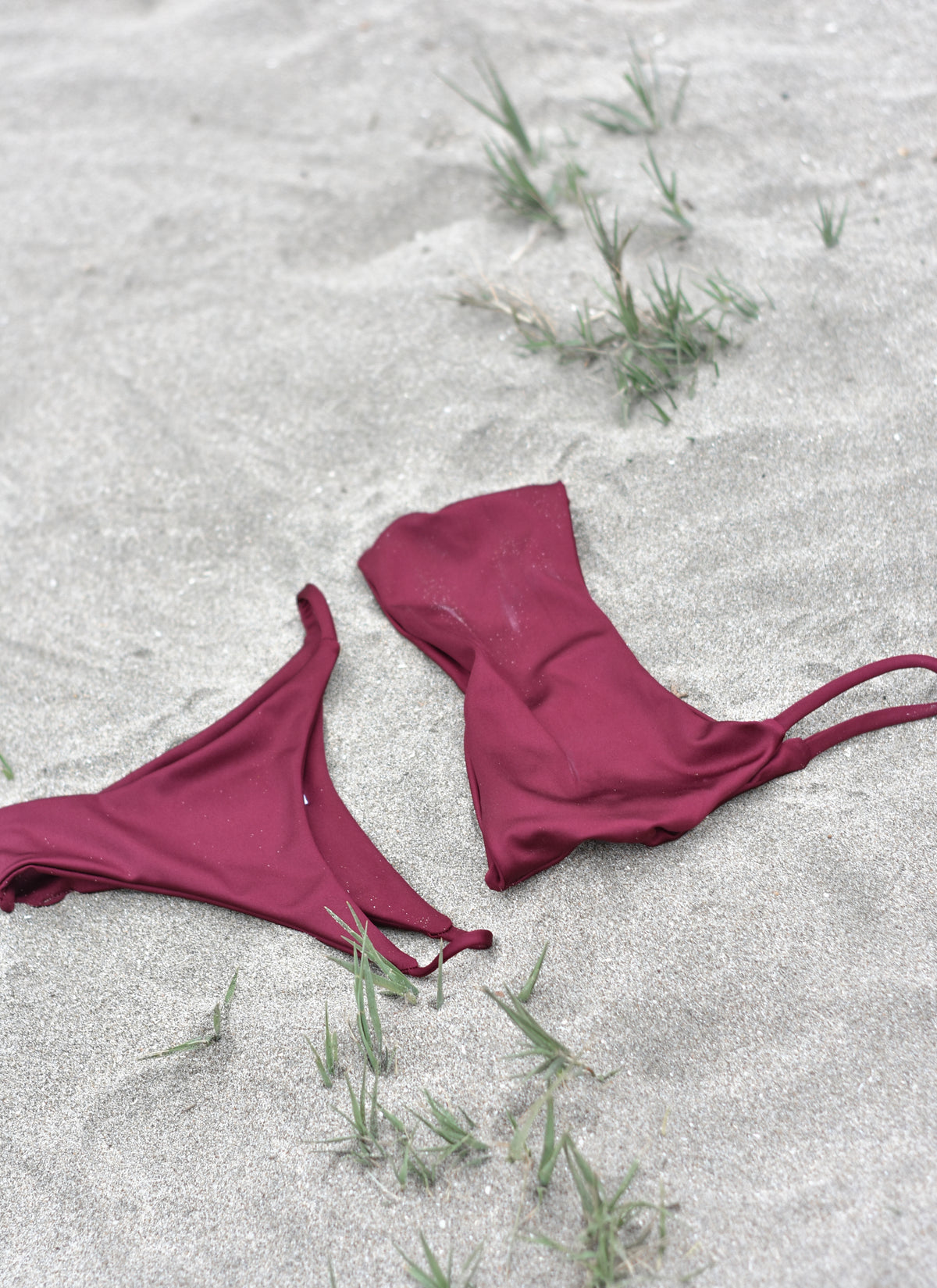 Bikini peto un hombro burdeo y calzón sin costuras